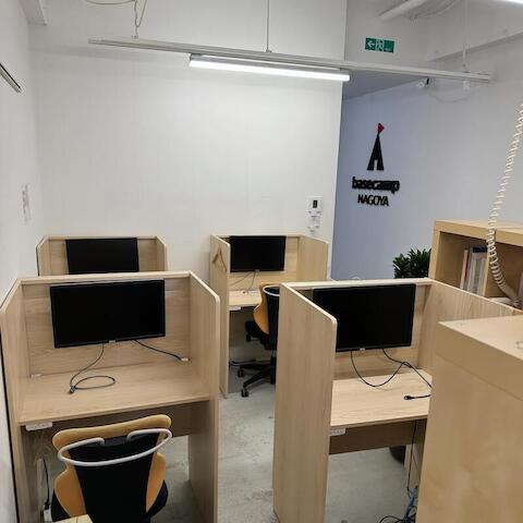 今日は1人用の席がテラス前から、入口近くに移動しました。
#ベースキャンプ名古屋 #コワーキングスペース #ドロップイン