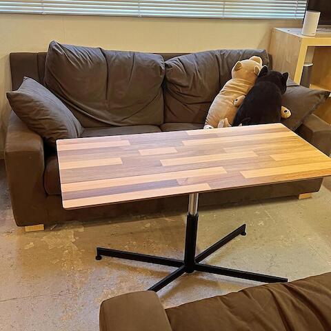 先月ソファーの所に新しいテーブルを導入しました。パソコン使う時とか、お茶飲む時とか利用に合わせて、高さが変えられるものにしています。